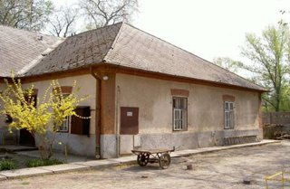 ... és mai állapota, amikor csak raktárként szolgál.