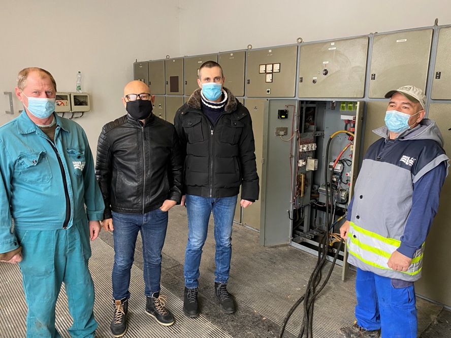 Itt csatlakoztatták az ideiglenes energia betáplálást. Balról Takács László ügyeletes gépész, Rácz Attila elnök-veztérigazgató, Lipovics János üzemmérnökség vezető és Schmeidl Zoltán gépész-villanyszerelő