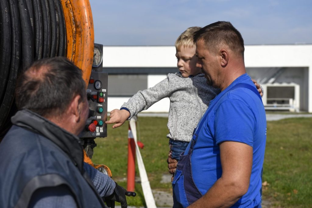 Flórián kipróbálja a szippantóautót