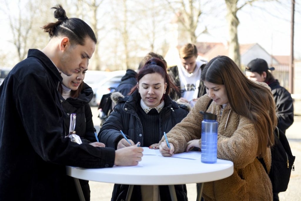 Regisztráció a bemutató előtt
