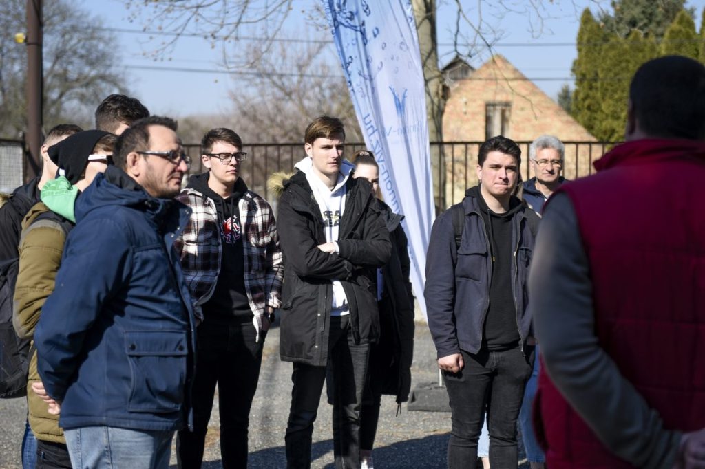 Diákok hallgatják Orosz Balázs előadását