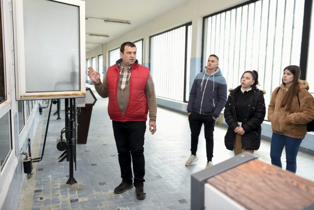 Érdeklődő diákok figyelik a bemutatót