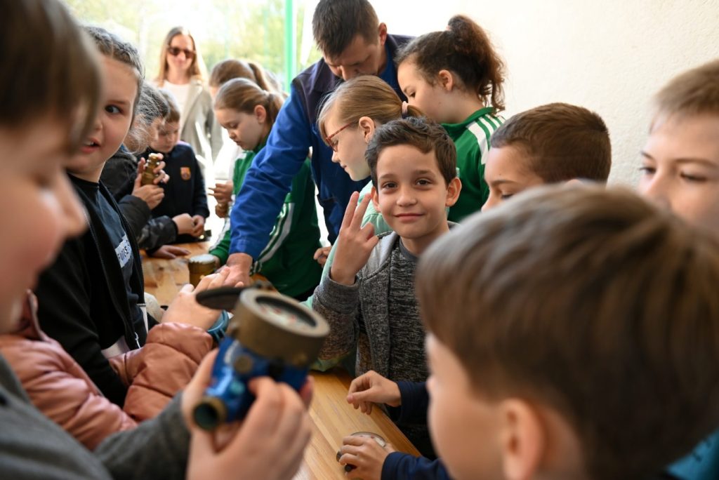 Vízmérő szerelést próbálják ki a gyerekek