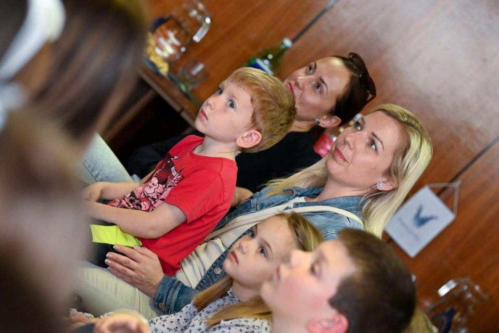 Díjazott gyermekek a szülőkkel