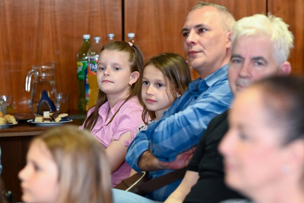Díjazott gyermekek a szülőkkel