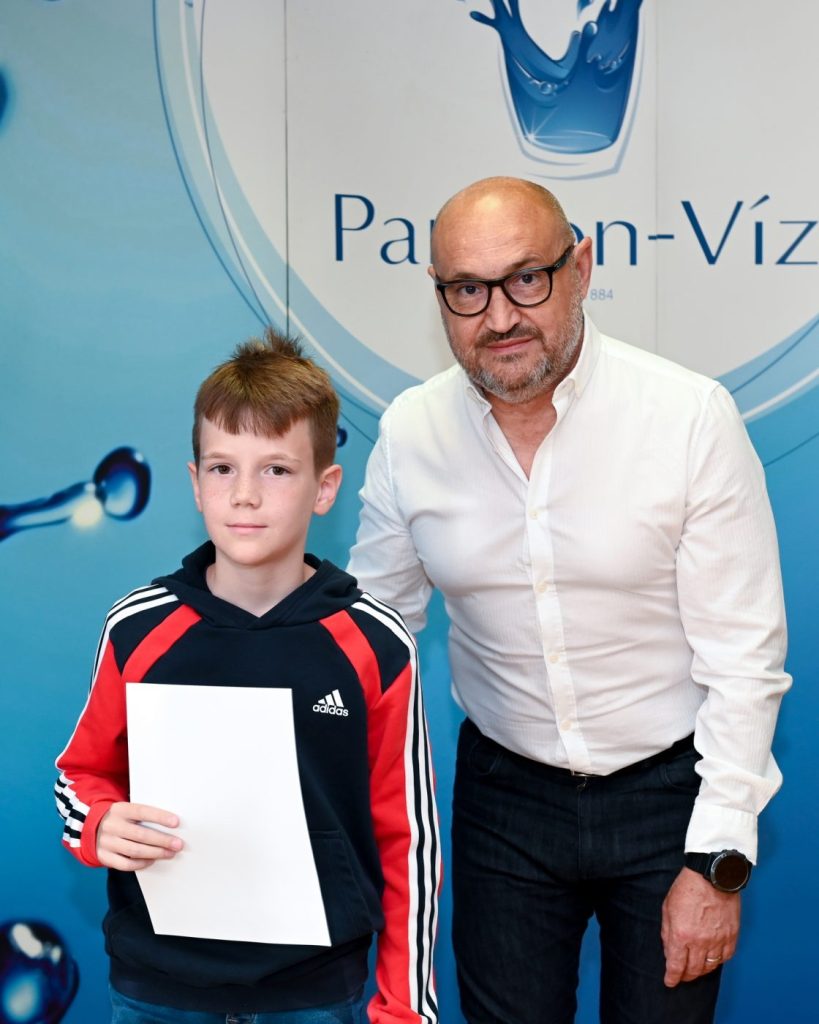 Gyermekek az oklevelekkel, díjakkal Rácz Attila elnök-vezérigazgatóval