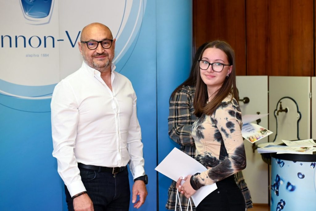 Gyermekek az oklevelekkel, díjakkal Rácz Attila elnök-vezérigazgatóval