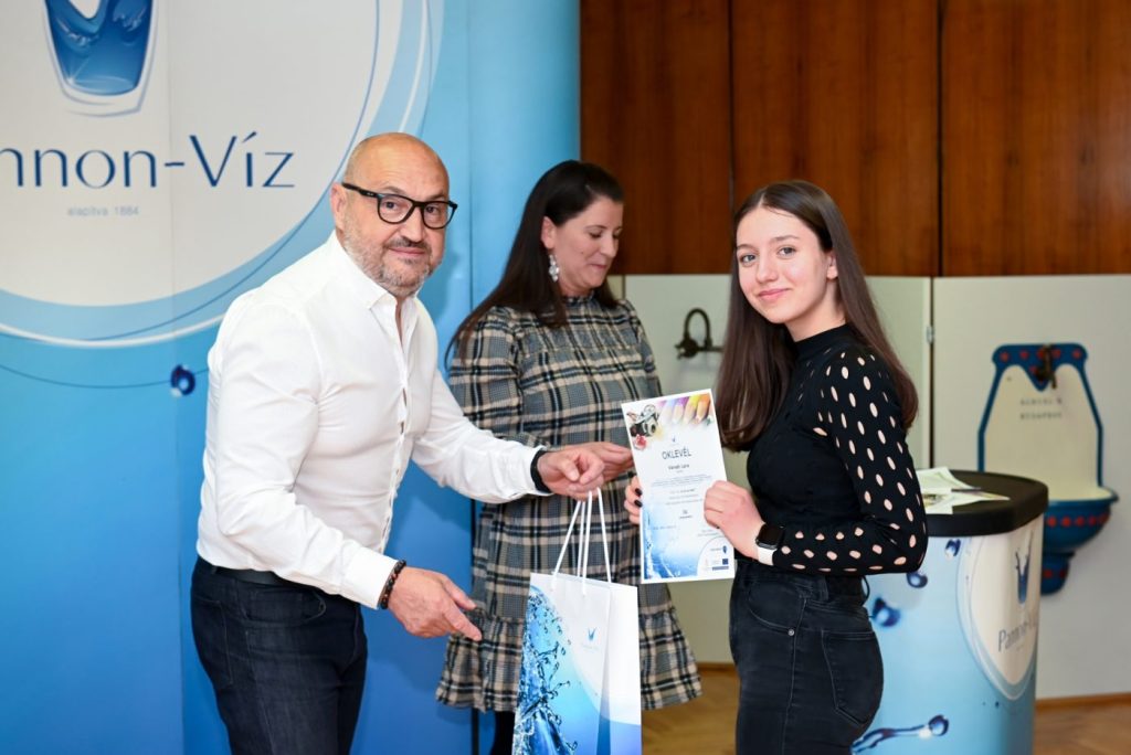 Gyermekek az oklevelekkel, díjakkal Rácz Attila elnök-vezérigazgatóval