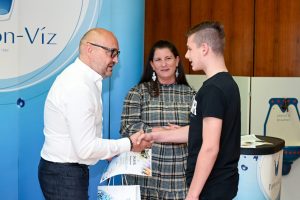 Díjátadás a gyermekek körében