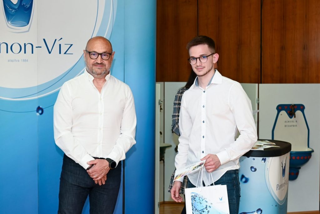 Gyermekek az oklevelekkel, díjakkal Rácz Attila elnök-vezérigazgatóval