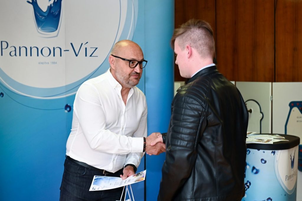 Gyermekek az oklevelekkel, díjakkal Rácz Attila elnök-vezérigazgatóval
