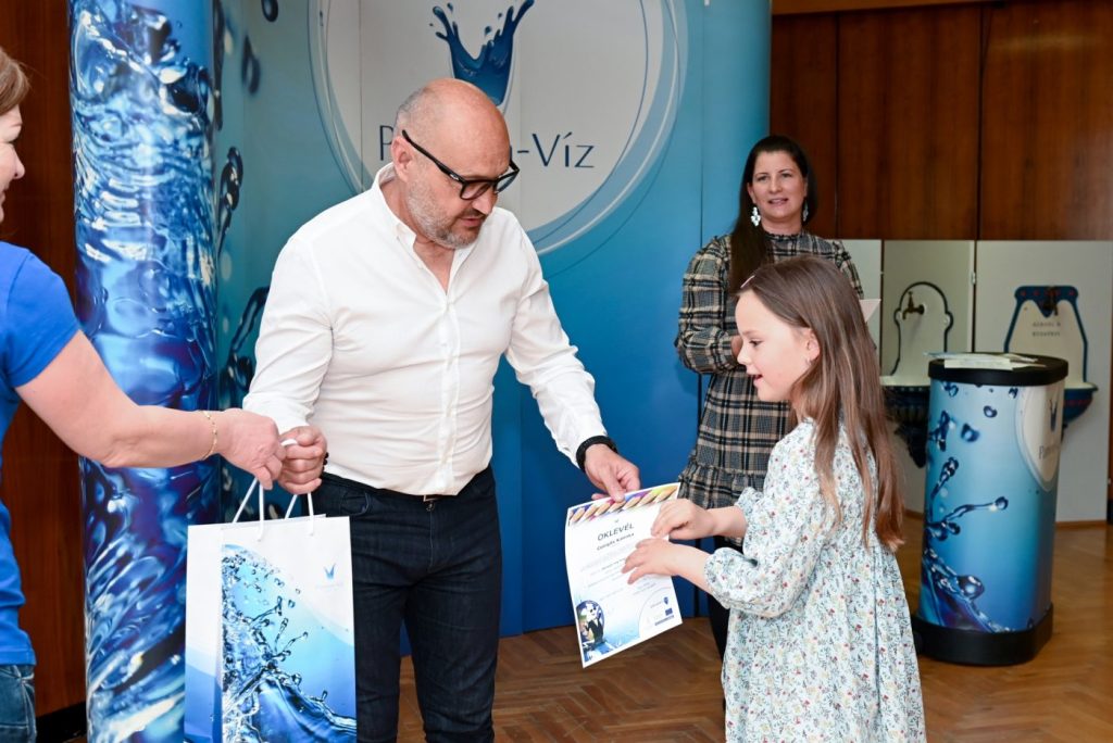 Gyermekek az oklevelekkel, díjakkal Rácz Attila elnök-vezérigazgatóval