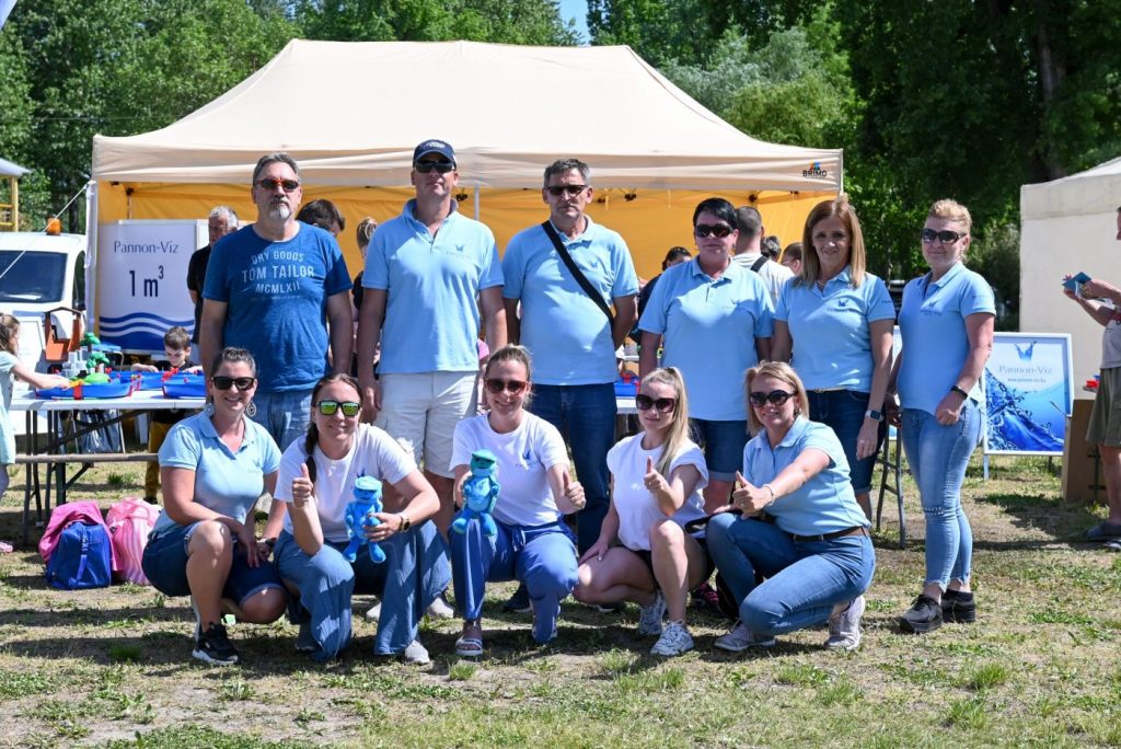 Csoportkép a stand előtt