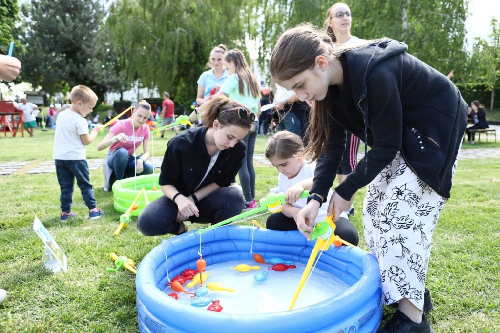 Horgászik a család