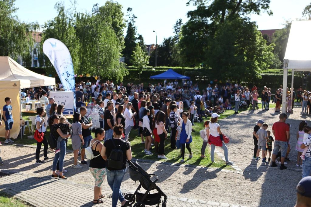 Előadás nézői, háttérben a standunkkal