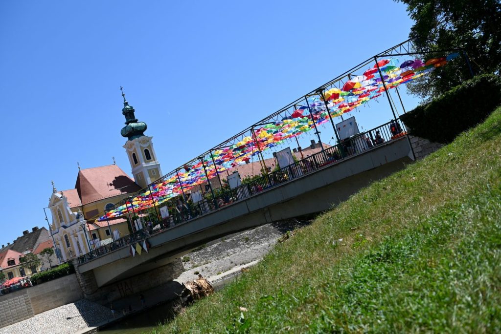 Vasárnap is esernyők díszítették a Rába kettős hidat