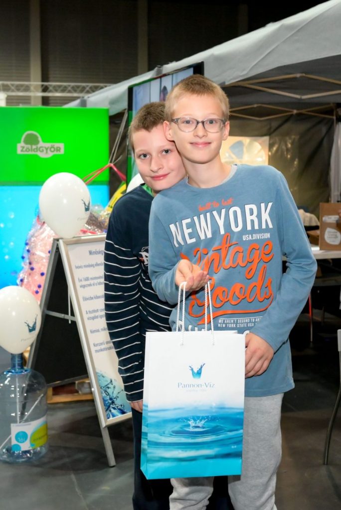 Gyermek a PANNON-VÍZ standjánál