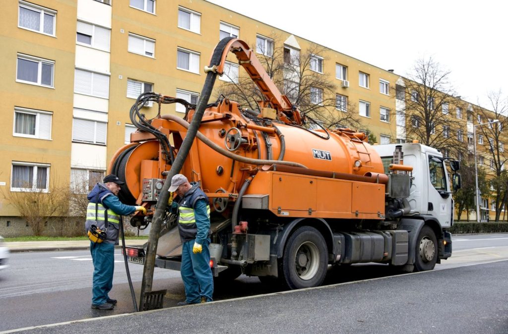 Aknatisztítás csatornatisztító gépjárművel