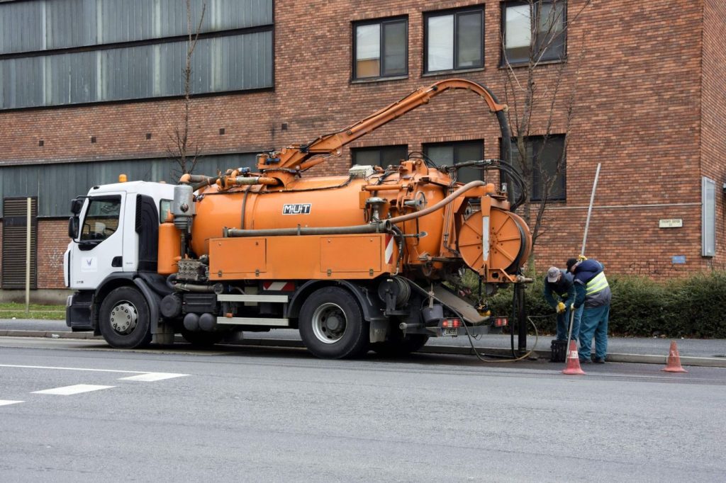 Aknatisztítás csatornatisztító gépjárművel